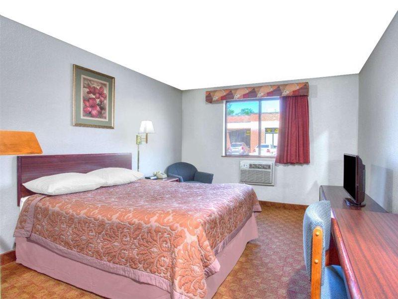 Super 8 By Wyndham Charlottesville Extérieur photo