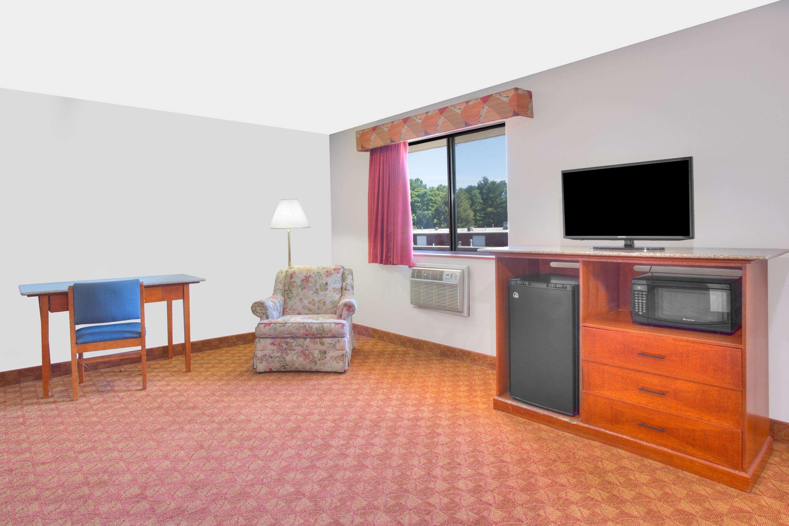 Super 8 By Wyndham Charlottesville Extérieur photo