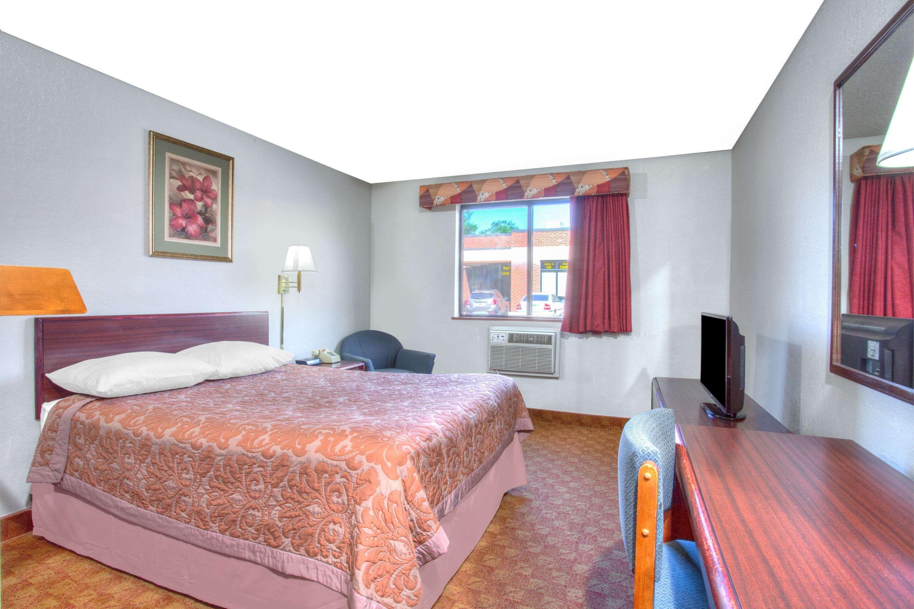 Super 8 By Wyndham Charlottesville Extérieur photo