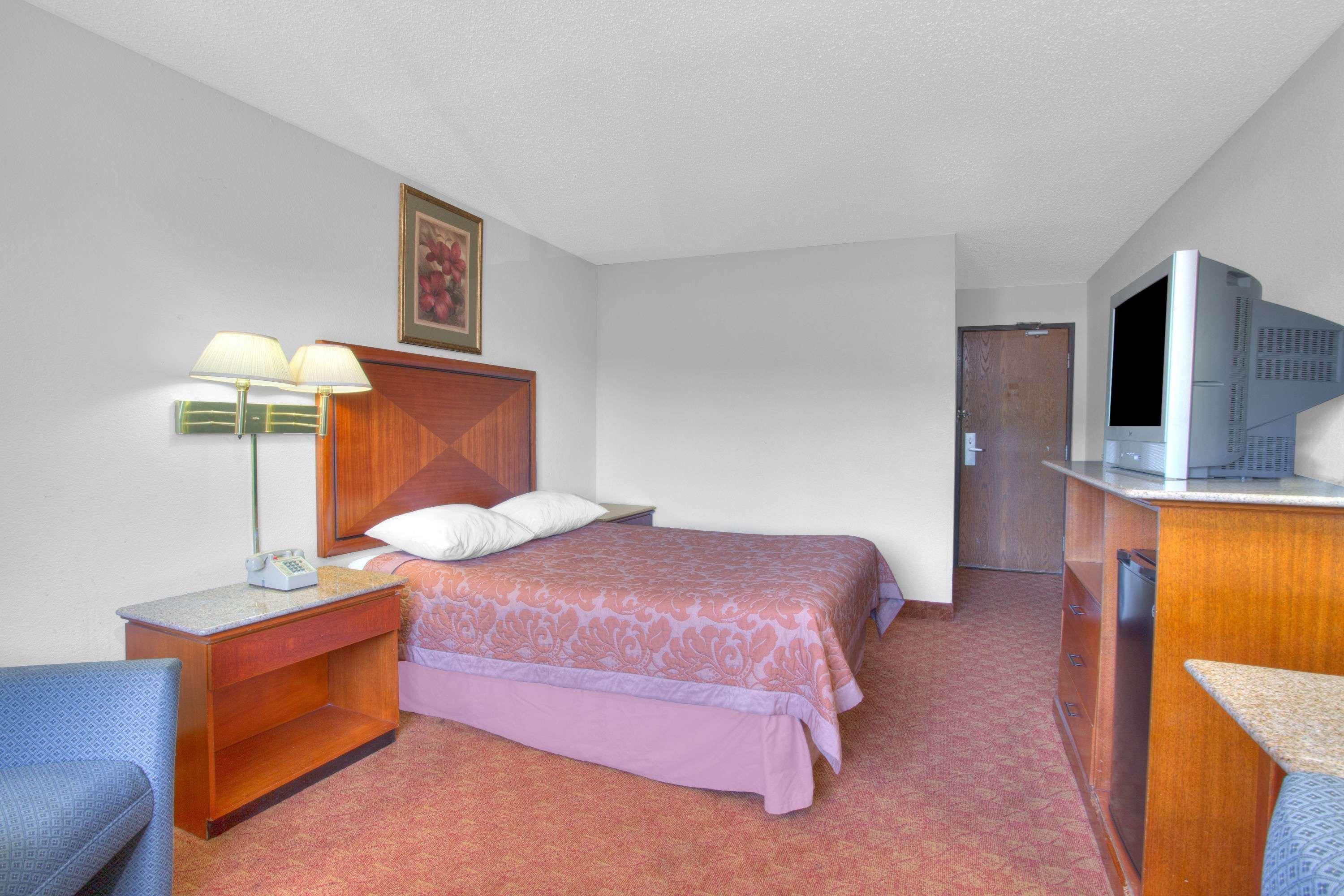 Super 8 By Wyndham Charlottesville Extérieur photo