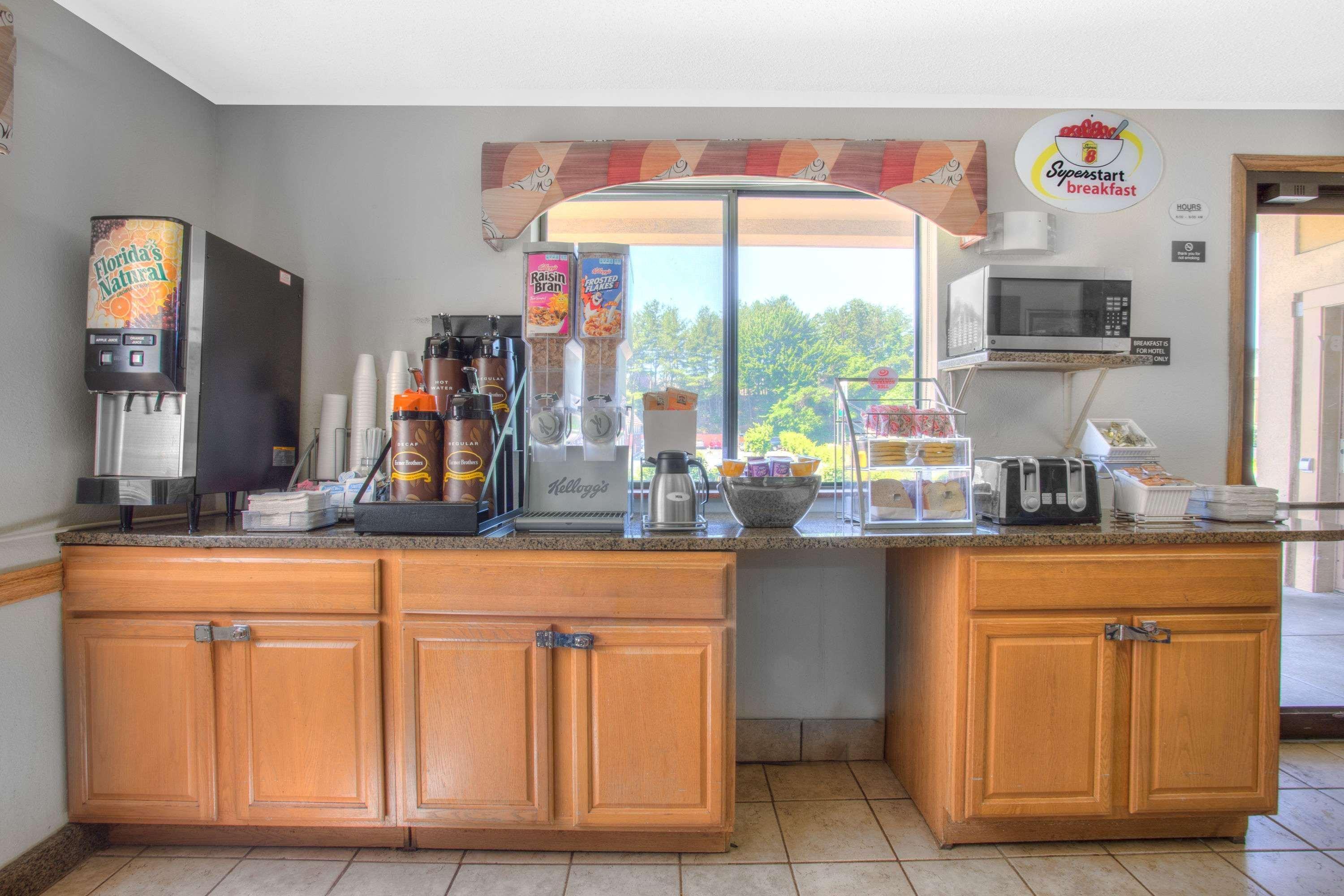 Super 8 By Wyndham Charlottesville Extérieur photo
