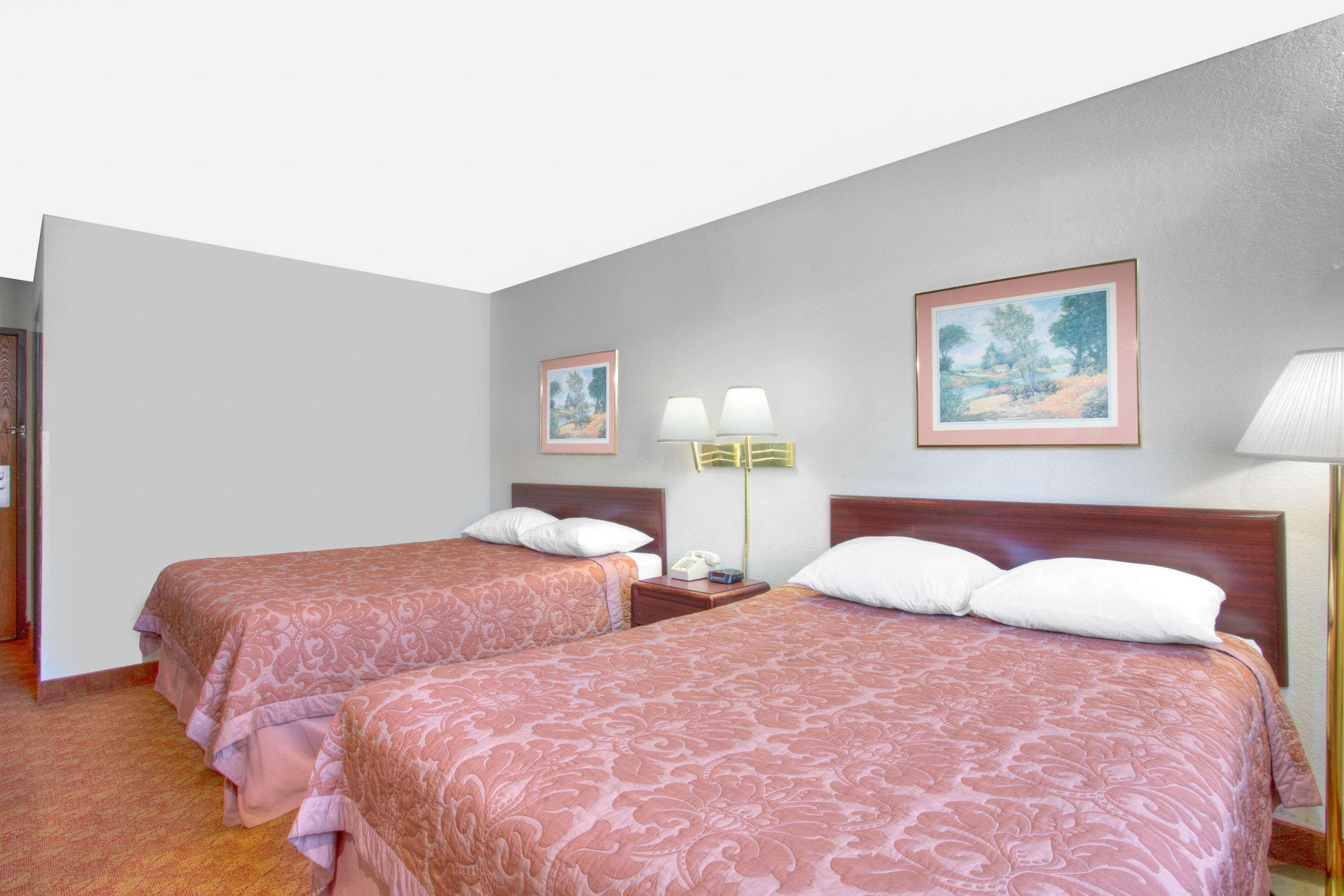 Super 8 By Wyndham Charlottesville Extérieur photo