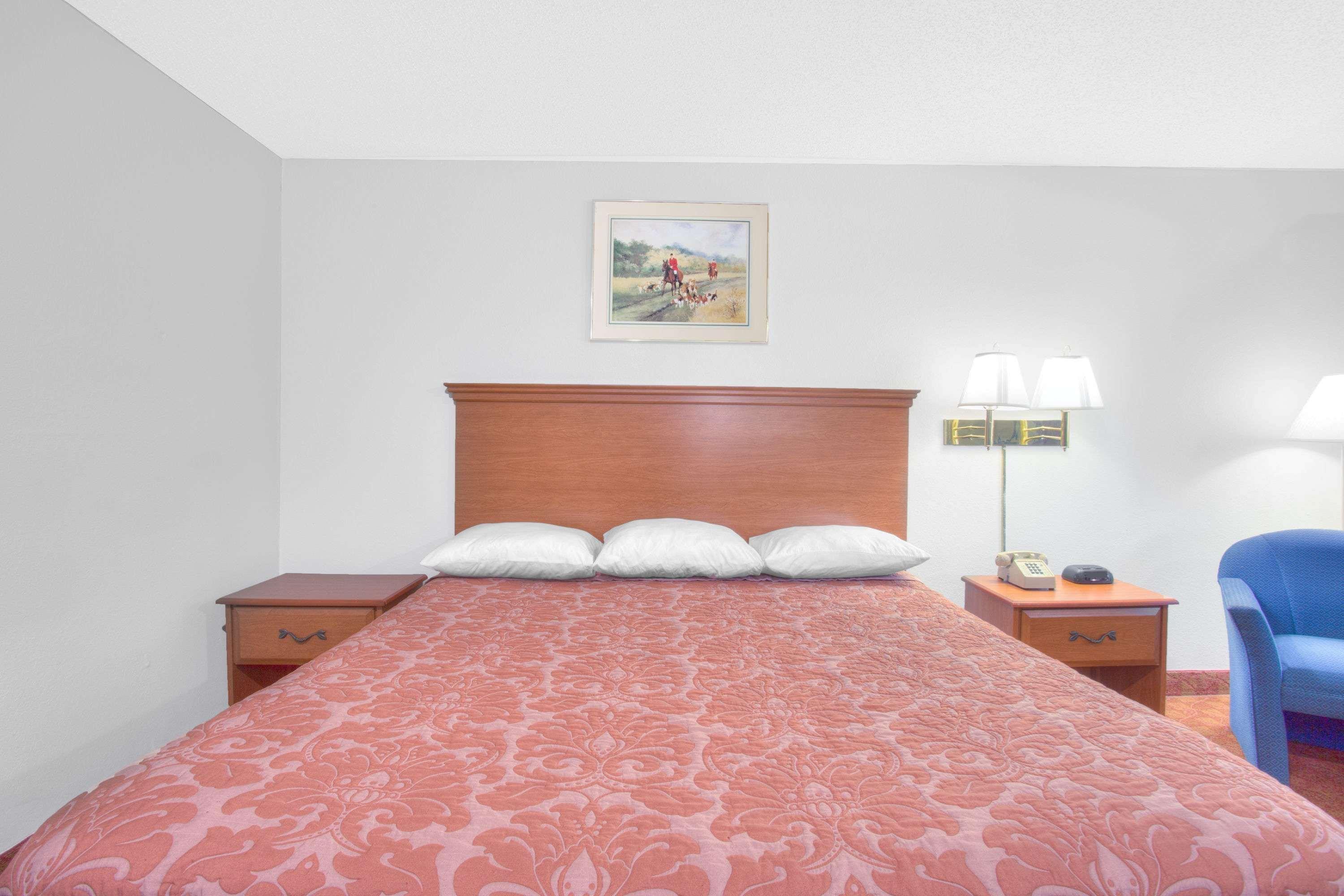 Super 8 By Wyndham Charlottesville Extérieur photo