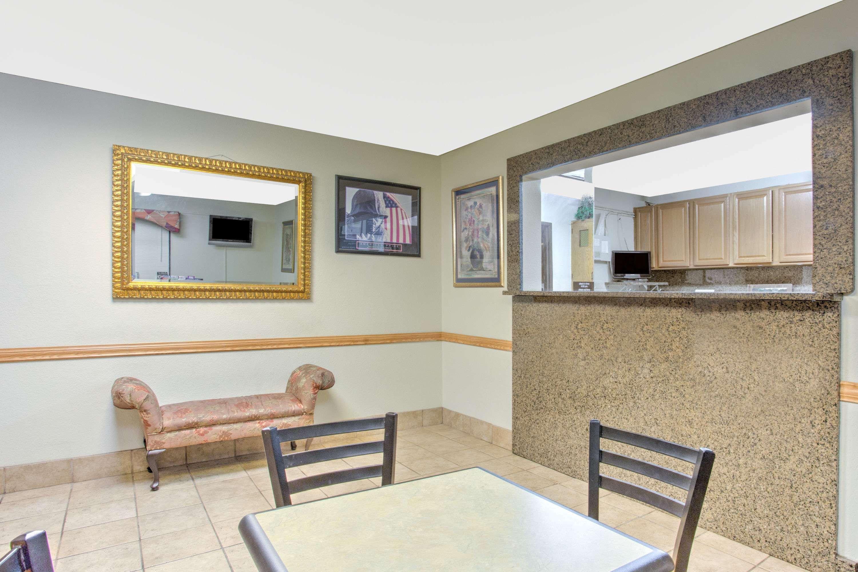 Super 8 By Wyndham Charlottesville Extérieur photo