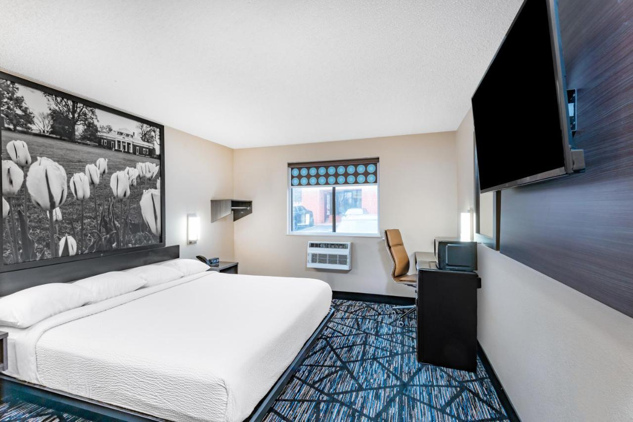 Super 8 By Wyndham Charlottesville Extérieur photo